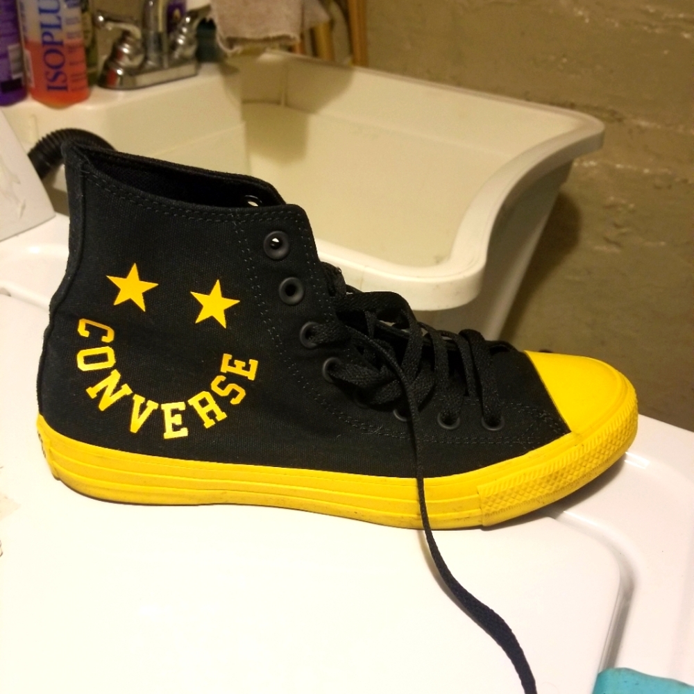 Converse men size 7.5 or women size 9.5 sneakers one time wear Looks like new.